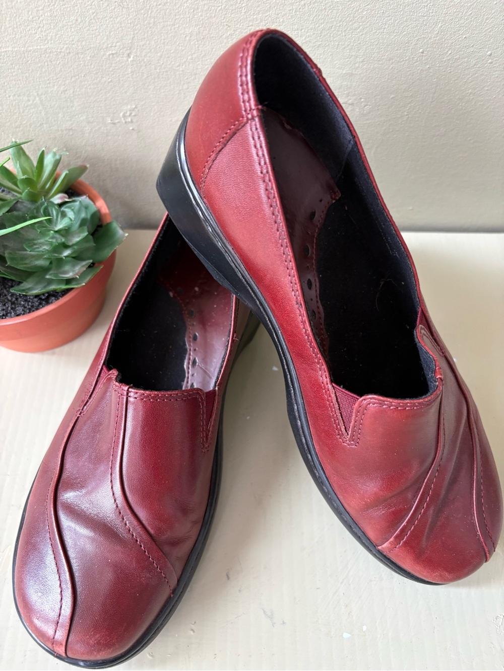Clarks Women's Red Leather Slip-On Flats 7.5